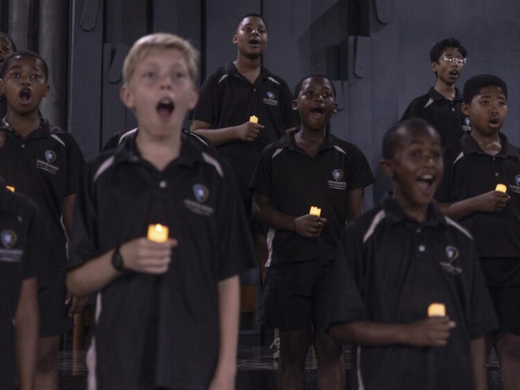 Varios chicos participan en el ensayo del coro de Drakesnberg, en Sudáfrica, el 9 de diciembre de 2022. Foto: AFP.