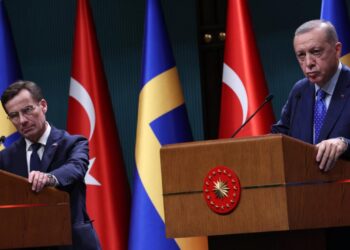 El presidente turco, Recep Tayyip Erdogan (dcha), y el primer ministro sueco, Ulf Kristersson, durante una rueda de prensa tras reunirse el 8 de noviembre de 2022 en Ankara. Foto: AFP.