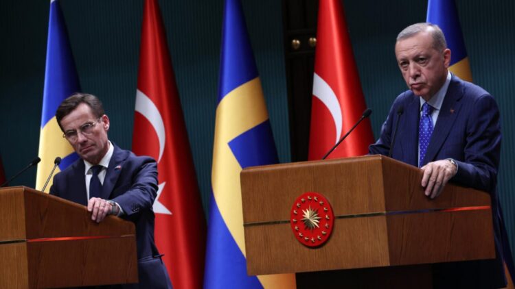 El presidente turco, Recep Tayyip Erdogan (dcha), y el primer ministro sueco, Ulf Kristersson, durante una rueda de prensa tras reunirse el 8 de noviembre de 2022 en Ankara. Foto: AFP.