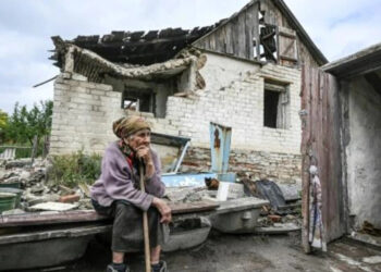 Dos supervivientes en un pueblo fantasma del Donbás devastado por los combates