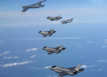 Cuatro cazas surcoreanos F-35 vuelan sobre su país junto a un bombardero B-52 (arriba izq) y un avión de carga C-17 (dcha) de EEUU durante unas maniobras conjuntas, imagen tomada y divulgada por el Ministerio de Defensa surcoreano el 20 de diciembre de 2022. Foto: AFP.