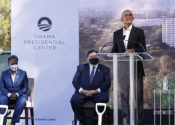Barack Obama (de pie) anuncia la construcción del Centro Obama, en Chicago, el 28 de septiembre de 2021. Foto: AFP.