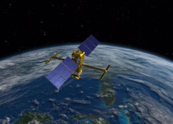 Esta ilustración muestra la nave espacial SWOT con su mástil de antena y sus paneles solares totalmente desplegados. Foto: NASA.