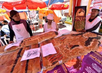 Panificadores preparan ‘t’anta wawa’ de 3 metros por Todos Santos