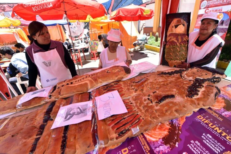 Panificadores preparan ‘t’anta wawa’ de 3 metros por Todos Santos