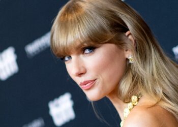Taylor Swift, primera artista en adueñarse de todo el top 10 de canciones populares