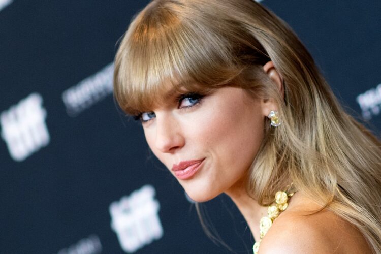 Taylor Swift, primera artista en adueñarse de todo el top 10 de canciones populares