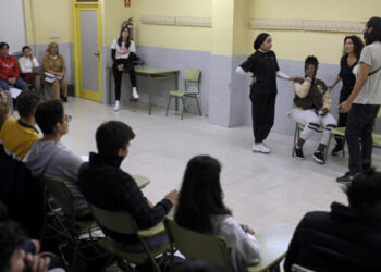 Unos adolescentes intervienen en la obra interactiva de la compañía El Teatro Que Cura para concienciar sobre la violencia machista el 11 de noviembre de 2022 en el instituto El Olivo de Parla, al sur de Madrid. Foto: AFP.