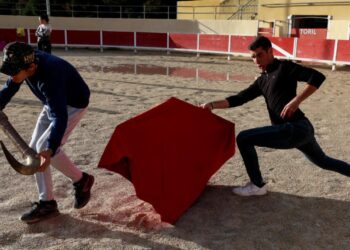 Unos alumnos entrenan en una escuela de tauromaquia en Arles, en el sur de Francia, el 23 de noviembre de 2022. Foto: AFP.