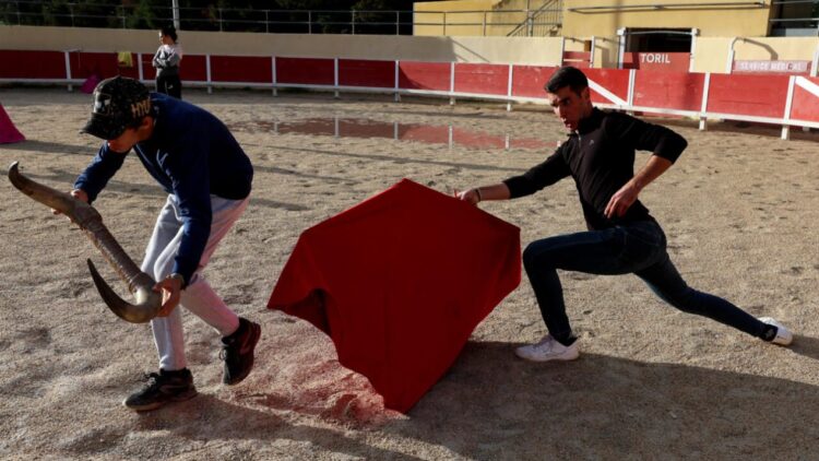 Unos alumnos entrenan en una escuela de tauromaquia en Arles, en el sur de Francia, el 23 de noviembre de 2022. Foto: AFP.