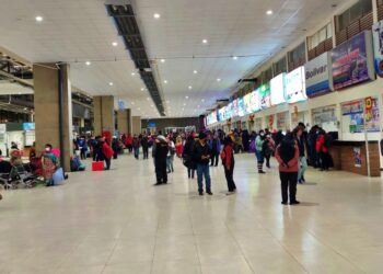 Habilitan tres puntos para tramitar los permisos de viaje en El Alto