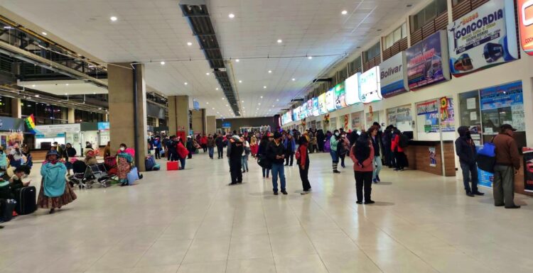 Habilitan tres puntos para tramitar los permisos de viaje en El Alto