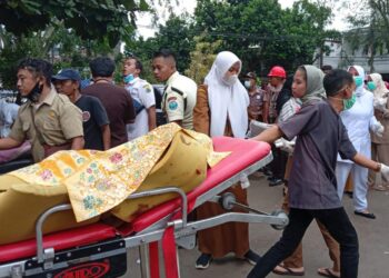 Un trabajador del hospital lleva a una víctima del terremoto en una camilla fuera de un hospital en Cianjur, Indonesia, el 21 de noviembre de 2022. Foto: AFP.