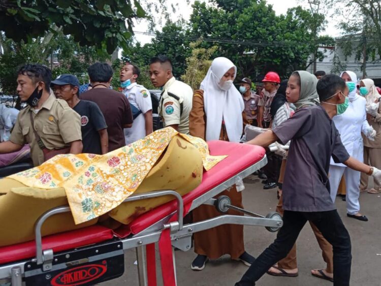 Un trabajador del hospital lleva a una víctima del terremoto en una camilla fuera de un hospital en Cianjur, Indonesia, el 21 de noviembre de 2022. Foto: AFP.
