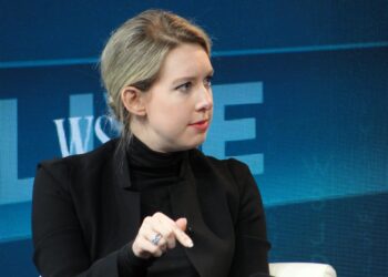 Fiscales en EEUU piden 15 años de cárcel para fundadora de Theranos