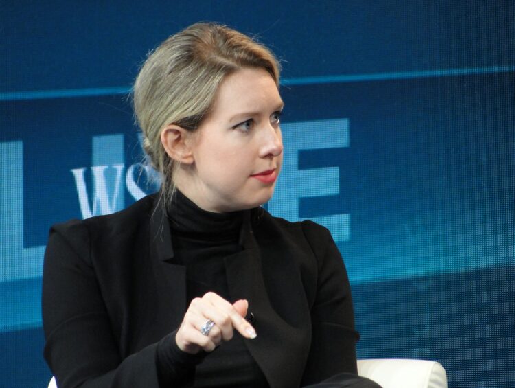 Fiscales en EEUU piden 15 años de cárcel para fundadora de Theranos