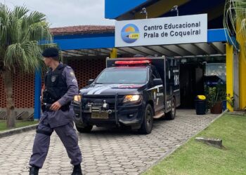 Tres personas murieron y otras once resultaron heridas cuando un exalumno de 16 años, portando símbolos nazis, abrió fuego en dos escuelas.