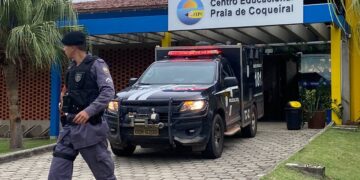 Tres personas murieron y otras once resultaron heridas cuando un exalumno de 16 años, portando símbolos nazis, abrió fuego en dos escuelas.