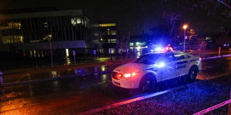 La policía, cerca al lugar del tiroteo en Canadá.