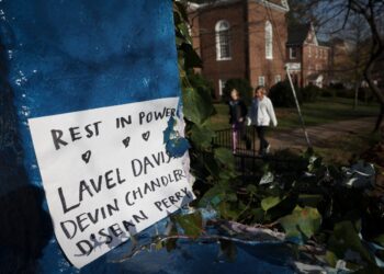 Tres personas han fallecido y otras dos han sido heridas por un estudiante armado en la Universidad de Virginia.