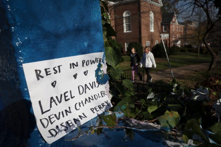 Tres personas han fallecido y otras dos han sido heridas por un estudiante armado en la Universidad de Virginia.