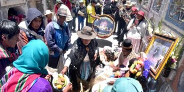 La Policía advirtió que arrestará a las personas que consuman bebidas alcohólicas en los cementerios.