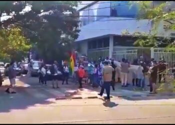 La UAGRM inicia con una vigilia y el cerco de Impuestos Nacinales de Santa Cruz. Foto: Captura