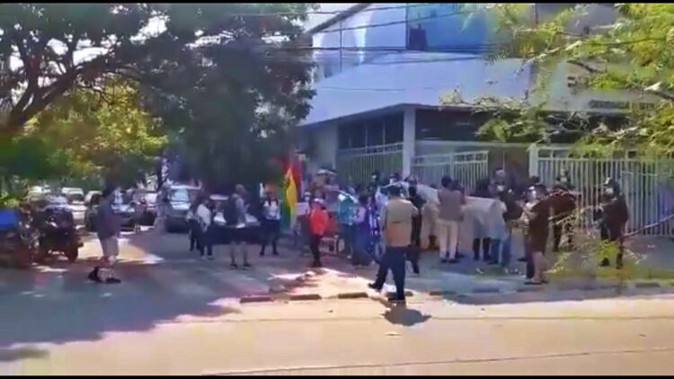 La UAGRM inicia con una vigilia y el cerco de Impuestos Nacinales de Santa Cruz. Foto: Captura