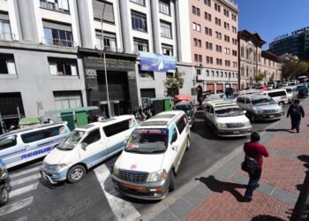 Transporte bloquea una de las avenidas principales de La Paz. Foto: Archivo
