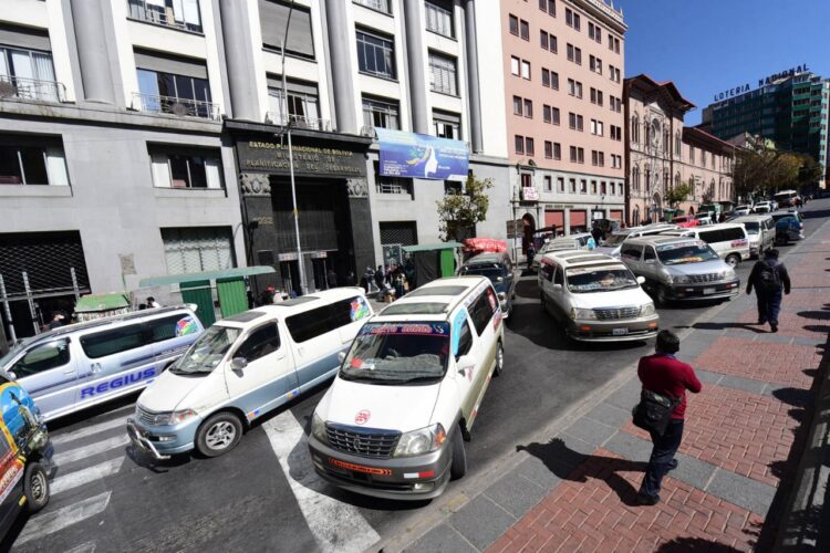 Transporte bloquea una de las avenidas principales de La Paz. Foto: Archivo