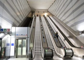 Un limpiador trabaja en una escalera mecánica en la estación de Liverpool Street durante una prueba de funcionamiento de un tren Elizabeth Line de la empresa pública Transport for London (TfL) entre la estación de Paddington y la estación de Liverpool Street y viceversa, en Londres, el 11 de mayo de 2022. Foto: AFP.
