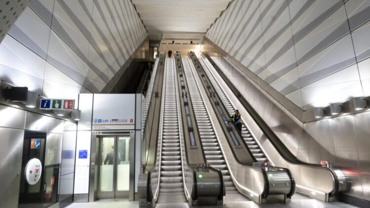 Un limpiador trabaja en una escalera mecánica en la estación de Liverpool Street durante una prueba de funcionamiento de un tren Elizabeth Line de la empresa pública Transport for London (TfL) entre la estación de Paddington y la estación de Liverpool Street y viceversa, en Londres, el 11 de mayo de 2022. Foto: AFP.