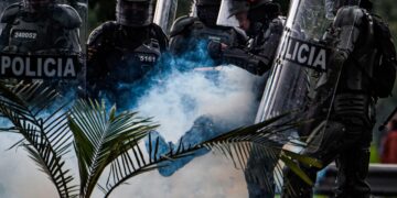 Cerca de una treintena de heridos en una manifestación violenta en Bogotá