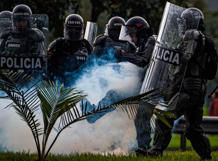 Cerca de una treintena de heridos en una manifestación violenta en Bogotá