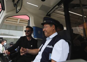 El presidente Luis Arce, maquinista del Tren Metropolitano. Foto: APG