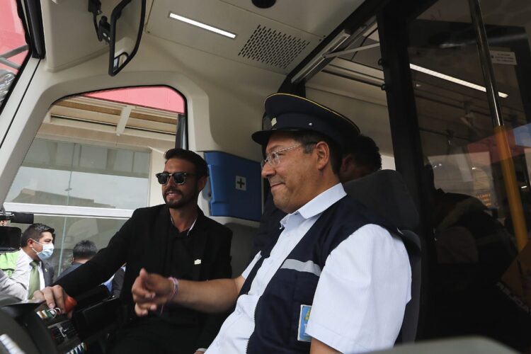 El presidente Luis Arce, maquinista del Tren Metropolitano. Foto: APG
