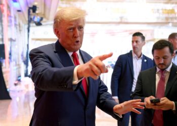 Periodista que acusa a Trump de violación relanza su demanda en EEUU.