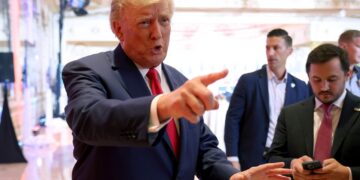 Periodista que acusa a Trump de violación relanza su demanda en EEUU.