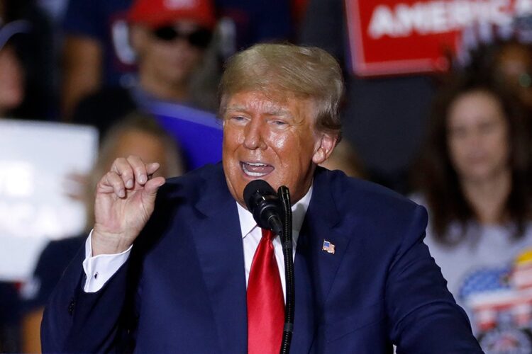 Trump considera permitir que el FBI registre de nuevo su mansión de Mar-a-Lago, en Florida