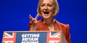 Amenazada en sus propias filas, Truss defiende su autoridad en congreso del Partido Conservador británico