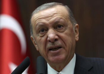 El presidente Recep Tayyip Erdogan habla durante una reunión con los diputados de su partido en la Asamblea Nacional de Turquía, el 23 de noviembre de 2022 en Ankara. Foto: AFP.