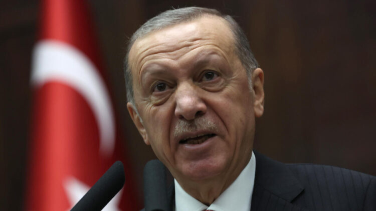 El presidente Recep Tayyip Erdogan habla durante una reunión con los diputados de su partido en la Asamblea Nacional de Turquía, el 23 de noviembre de 2022 en Ankara. Foto: AFP.