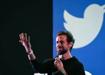 Exdirector ejecutivo de Twitter pide disculpas tras despidos masivos
