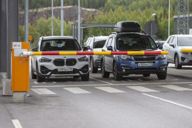 Ucrania insiste a Finlandia para que se una a los bálticos y Polonia y cierre sus fronteras con Rusia