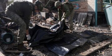 Ucrania localiza 15 cuerpos bajo los escombros de un edificio de Zaporiyia atacado por Rusia el fin de semana