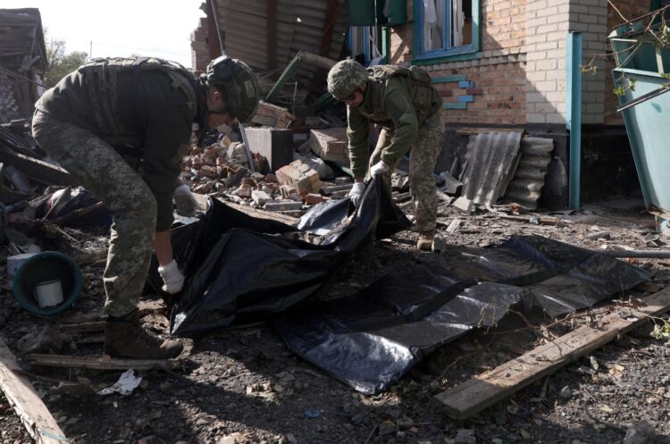 Ucrania localiza 15 cuerpos bajo los escombros de un edificio de Zaporiyia atacado por Rusia el fin de semana