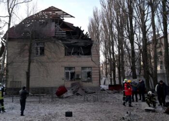 Personal de emergencias y policías examinan los restos de un dron tras un ataque contra un edificio administrativo, el 14 de diciembre de 2022 en Kiev. Foto: AFP.