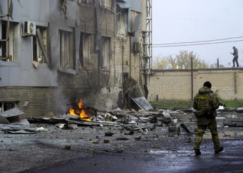 Rusia prosiguió su estrategia de bombardear las infraestructuras de Ucrania, provocando cortes en el suministro de agua y electricidad.