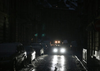 Automóviles circulan por una carretera oscura en Lviv mientras la ciudad vive un corte de energía programado el 24 de noviembre de 2022, después de los últimos ataques aéreos masivos rusos en la infraestructura energética de Ucrania, en medio de la invasión rusa. Foto: AFP.