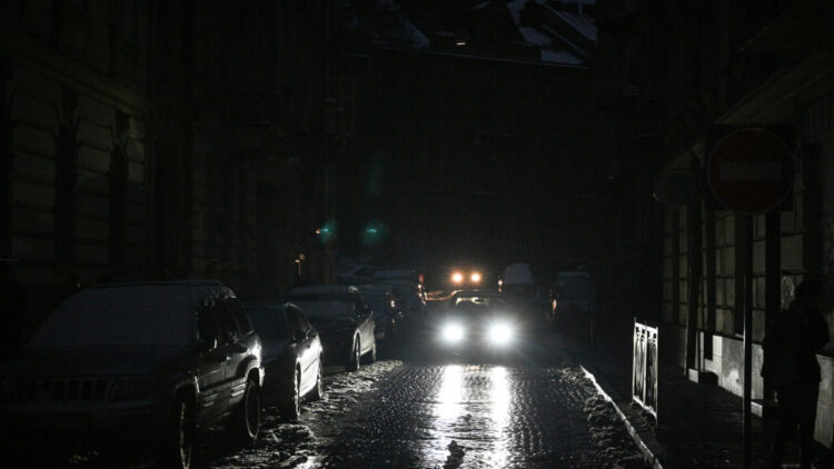 Automóviles circulan por una carretera oscura en Lviv mientras la ciudad vive un corte de energía programado el 24 de noviembre de 2022, después de los últimos ataques aéreos masivos rusos en la infraestructura energética de Ucrania, en medio de la invasión rusa. Foto: AFP.